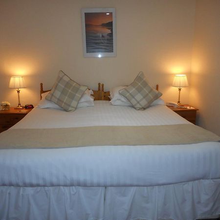 The Robertson Arms Hotel Carnwath ภายนอก รูปภาพ