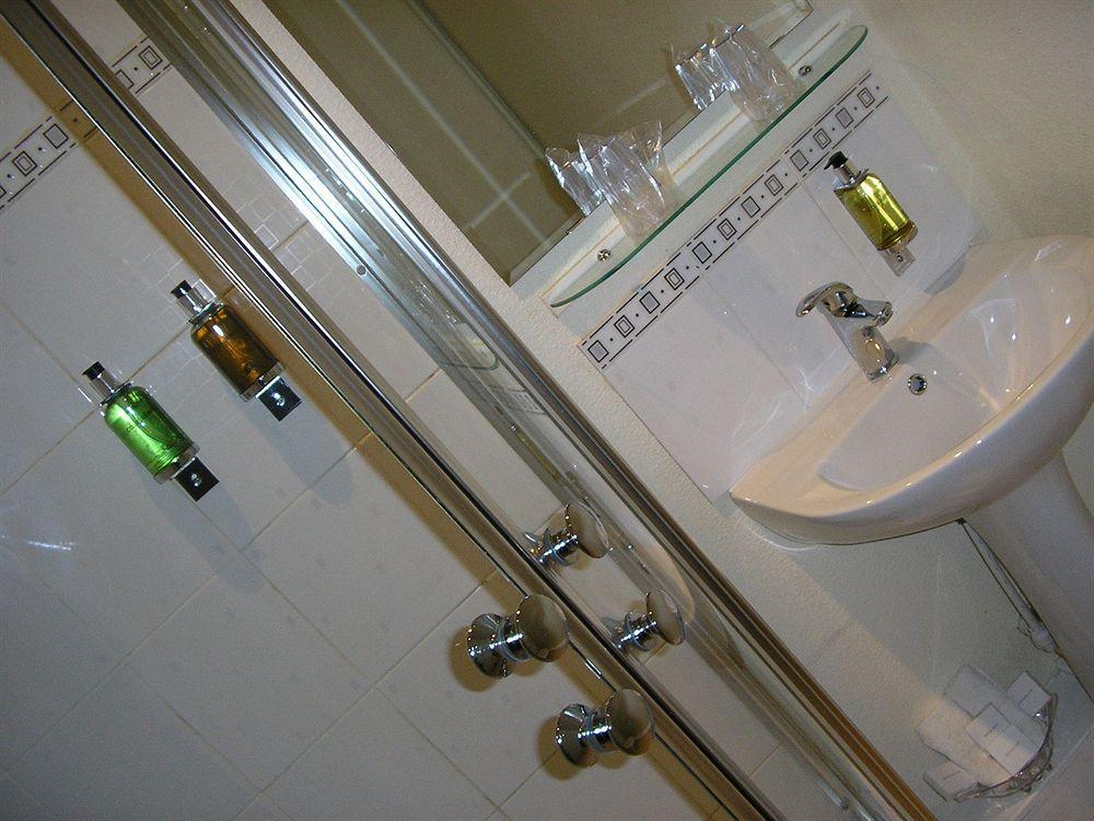 The Robertson Arms Hotel Carnwath ภายนอก รูปภาพ