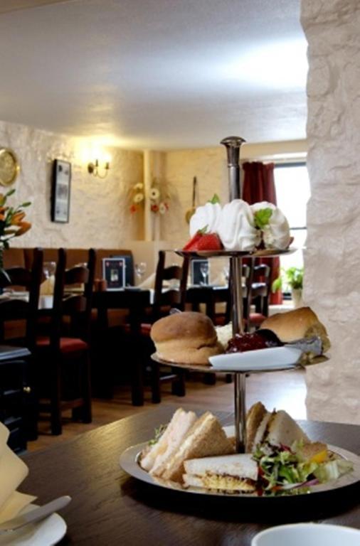 The Robertson Arms Hotel Carnwath ภายนอก รูปภาพ