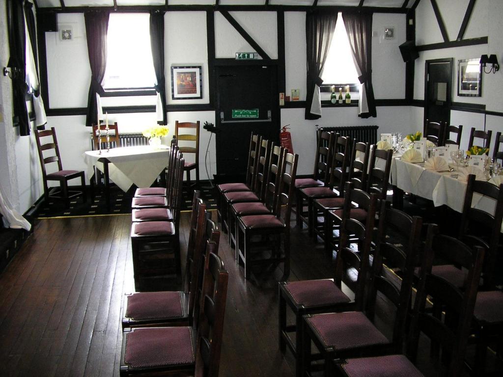 The Robertson Arms Hotel Carnwath ภายนอก รูปภาพ