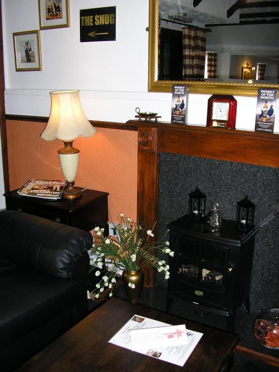 The Robertson Arms Hotel Carnwath ภายนอก รูปภาพ