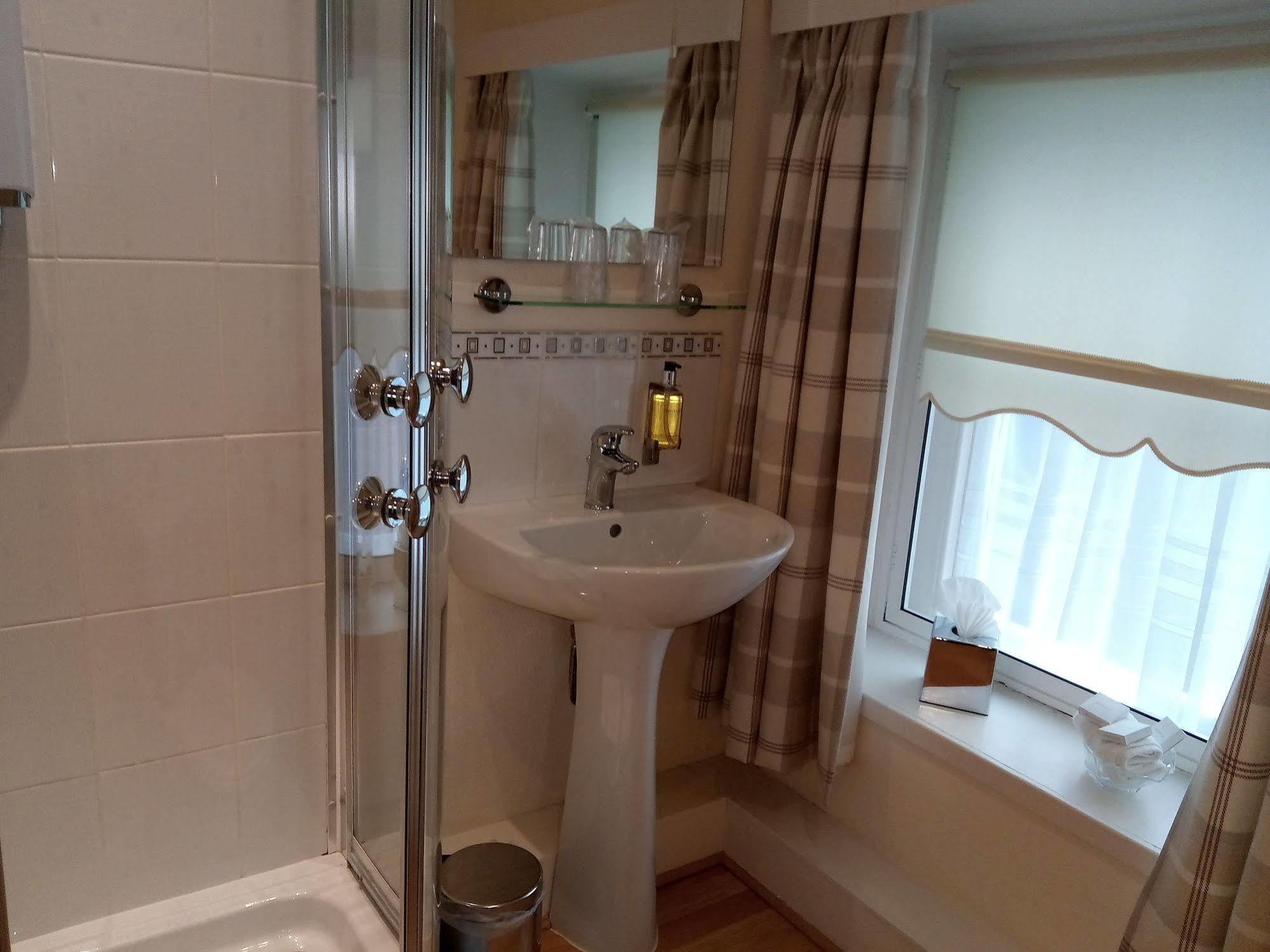 The Robertson Arms Hotel Carnwath ภายนอก รูปภาพ