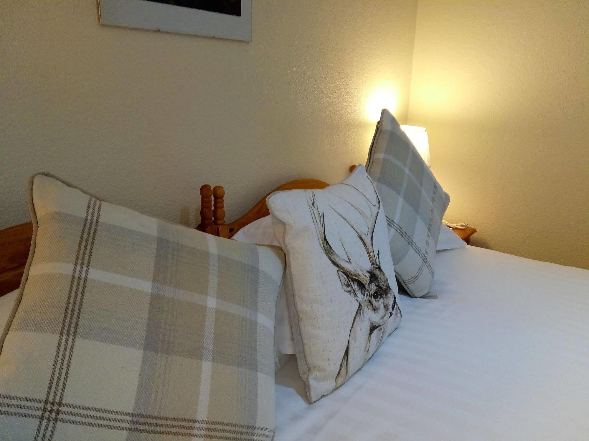 The Robertson Arms Hotel Carnwath ภายนอก รูปภาพ