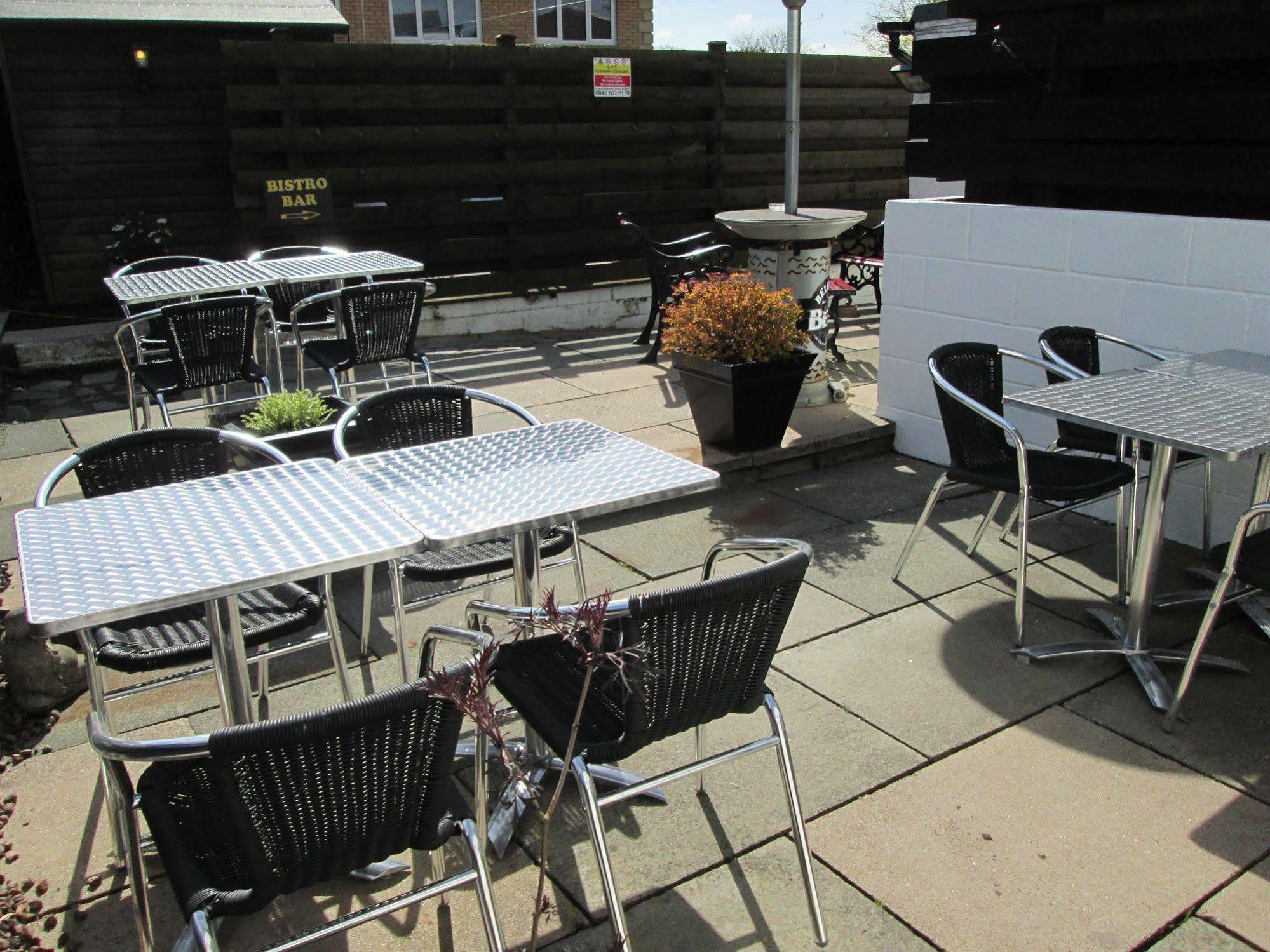The Robertson Arms Hotel Carnwath ภายนอก รูปภาพ