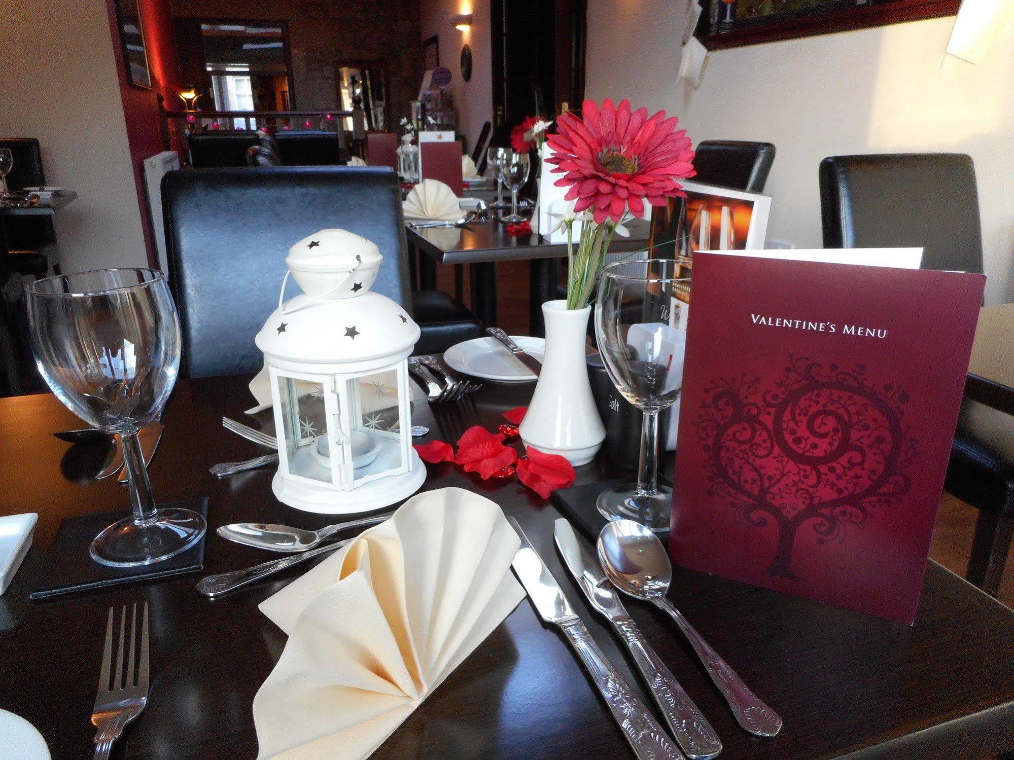 The Robertson Arms Hotel Carnwath ภายนอก รูปภาพ