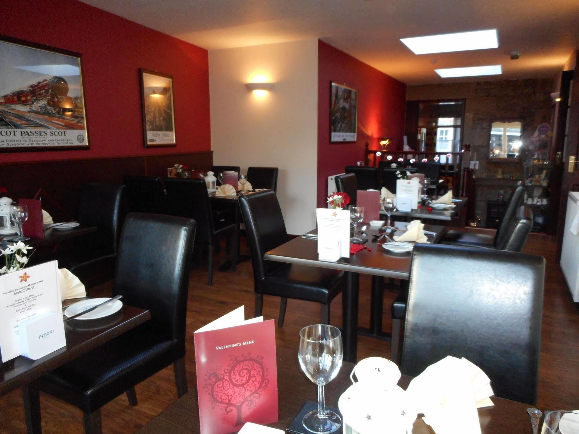 The Robertson Arms Hotel Carnwath ภายนอก รูปภาพ