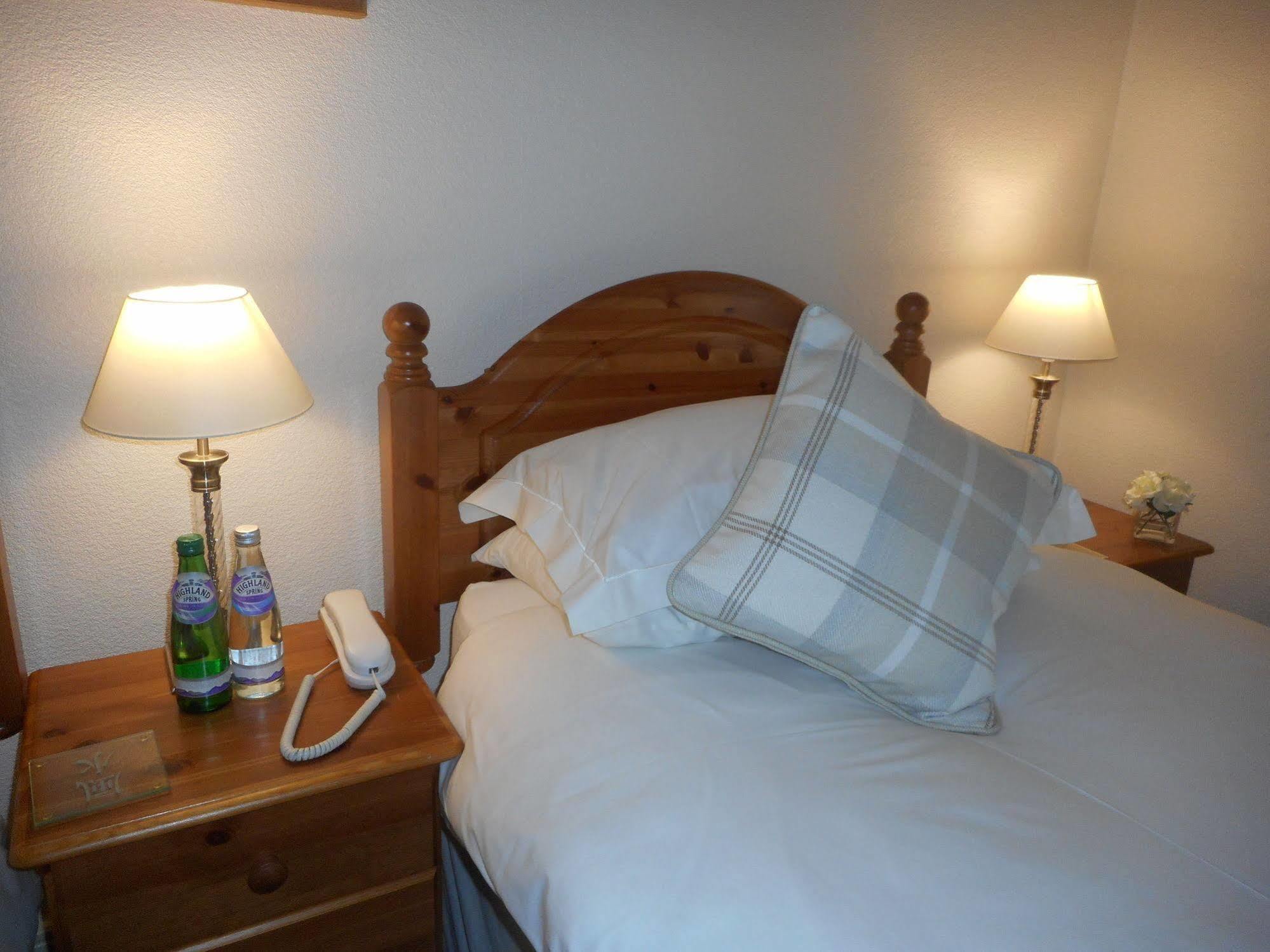 The Robertson Arms Hotel Carnwath ภายนอก รูปภาพ