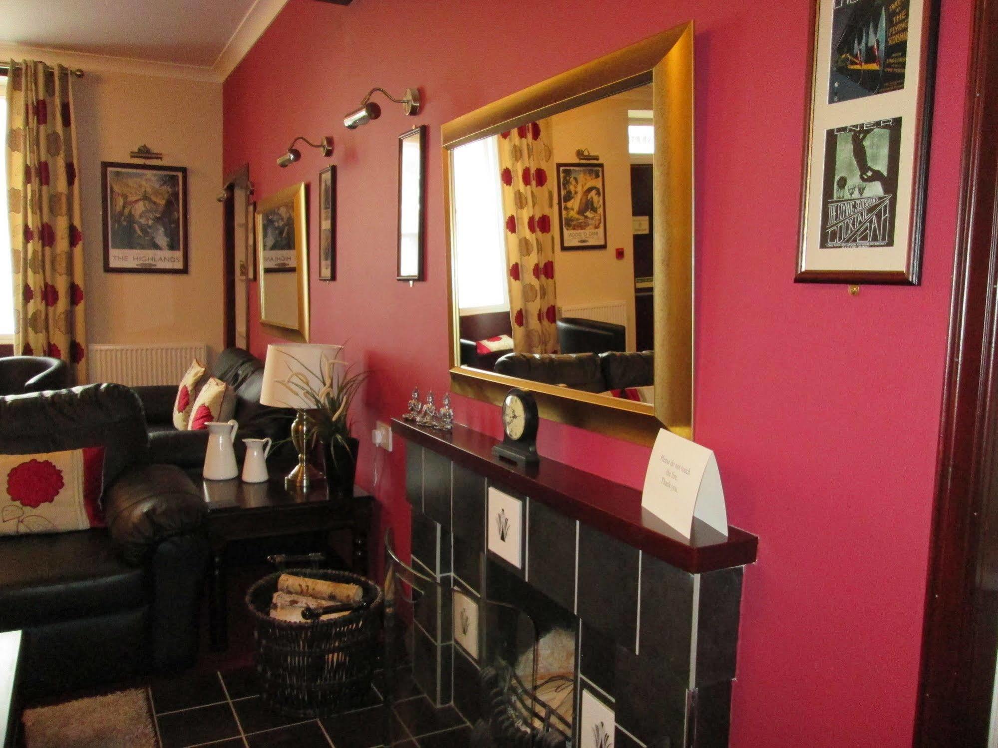 The Robertson Arms Hotel Carnwath ภายนอก รูปภาพ